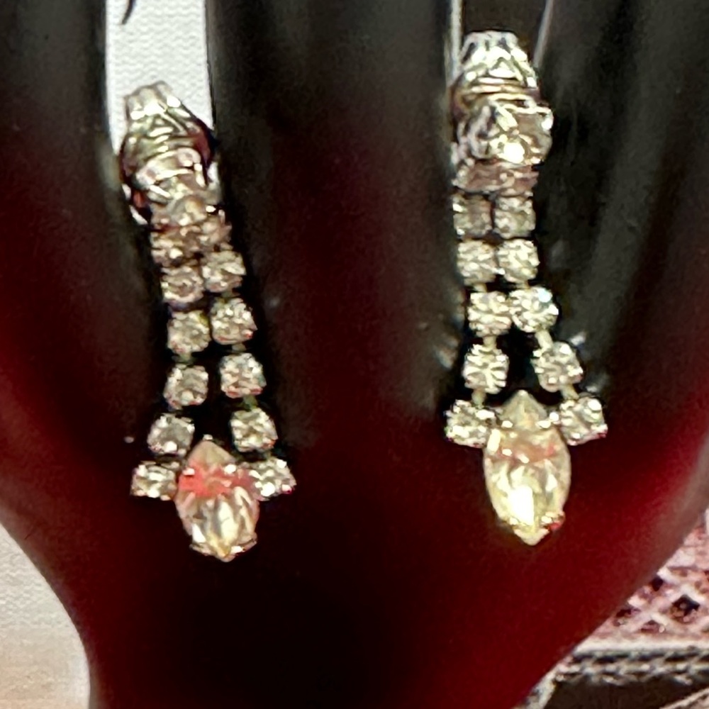 Gold tone earring with zirconias
